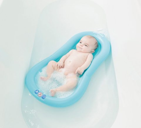 LIFESTYLE_INFLATABLE-BATH-MATTRESS_with-baby_in-bath-1400x1270