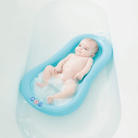 LIFESTYLE_INFLATABLE-BATH-MATTRESS_with-baby_in-bath-1400x1270