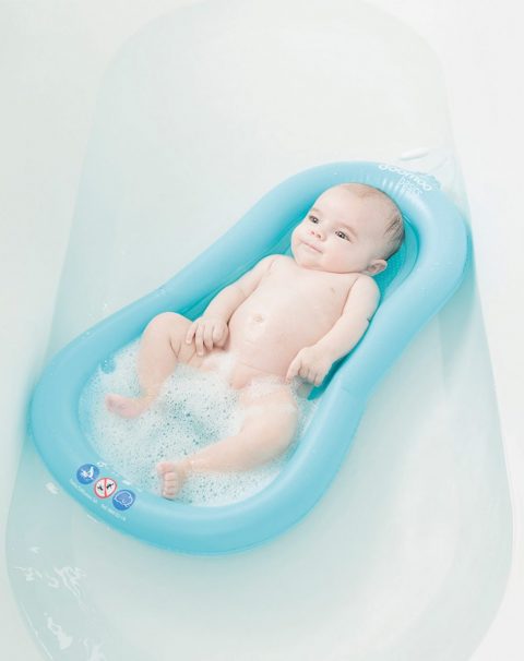 LIFESTYLE_INFLATABLE-BATH-MATTRESS_with-baby_in-bath-1400×1270